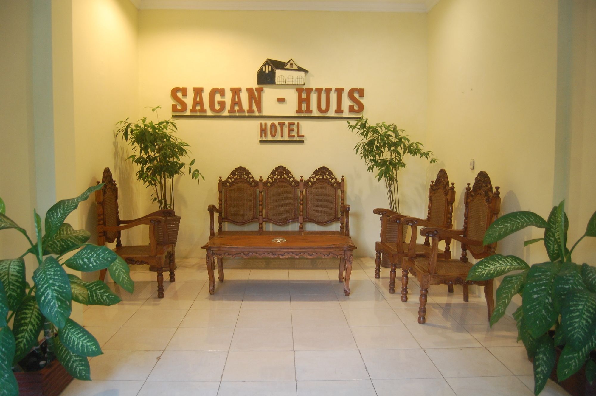 Sagan Huis Hotel Yogyakarta Buitenkant foto